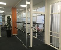 Glasväggar i kontorsmiljö